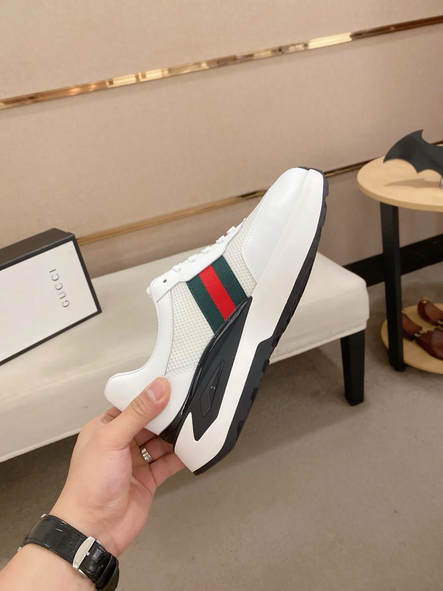 Men's shoes 💰 462💰The new GUCCI (Gucci) counters are launched simultaneously. The new men's shoes, 😘fabrics are selected from imported cowhide, and the lining is sheepskin lining. 👍🏿 High-end ☄️ air-cushion molded anti-slip rubber outsole, exquisite lines, simple and elegant, comfortable and high-end for leisure travel. Code number: 38 to 44 (45 can be customized and cannot be returned or exchanged)